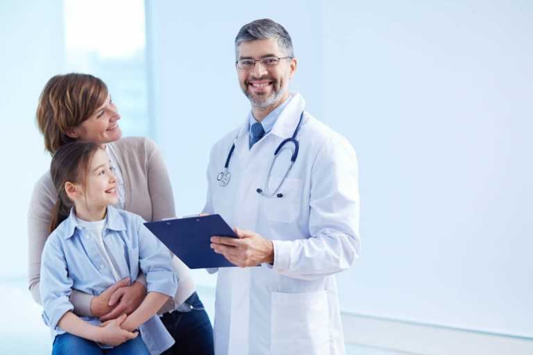 Médica atendendo mãe e filha